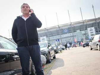 Thomas Wüstefeld, Noch-Vorstand des Hamburger SV, telefoniert vor einem Spiel auf dem Parkplatz vor dem Stadion. Thomas Wüstefeld, Noch-Vorstand des Hamburger SV, telefoniert vor einem Spiel auf dem Parkplatz vor dem Stadion.