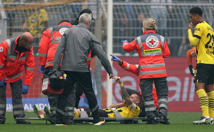 Wieder eine Verletzung nach Topform: Für Marco Reus endete das Derby frühzeitig. Foto: Lars Baron/Getty Images