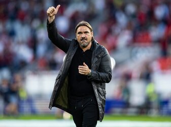 Gladbachs Trainer Daniel Farke bedankt sich nach dem Spiel bei den Fans für die Unterstützung. Gladbachs Trainer Daniel Farke bedankt sich nach dem Spiel bei den Fans für die Unterstützung.