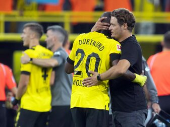 Dortmunds Trainer Edin Terzic (r) umarmt Anthony Modeste. Hinten Marco Reus. Dortmunds Trainer Edin Terzic (r) umarmt Anthony Modeste. Hinten Marco Reus.