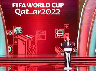 Der FIFA-Präsident Gianni Infantino bei der Auslosung zur WM-Endrunde in Katar. Der FIFA-Präsident Gianni Infantino bei der Auslosung zur WM-Endrunde in Katar.