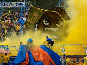 Der 1. FC Lok Leipzig hat sich wegen einer «vollkommen inakzeptablen Grafik» von seinem langjährigen Stadionsprecher getrennt. Der 1. FC Lok Leipzig hat sich wegen einer «vollkommen inakzeptablen Grafik» von seinem langjährigen Stadionsprecher getrennt.
