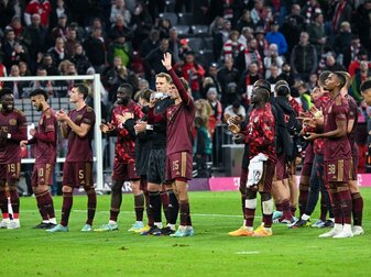 Die Spieler von Bayern München feiern nach dem Spiel mit den Fans. Die Spieler von Bayern München feiern nach dem Spiel mit den Fans.