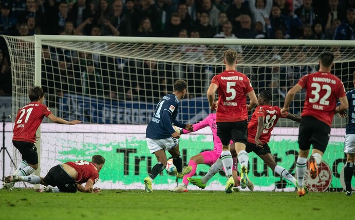 Ransford-Yeboah Königsdörffer (M) erzielte den entscheidenden Treffer für den Hamburger SV.