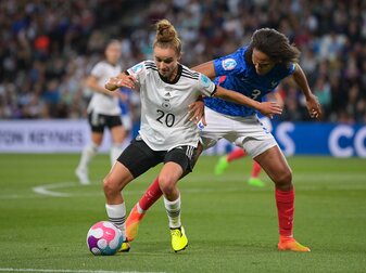Lina Magull (l) hat sich mit dem Coronavirus infiziert.