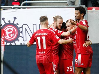 Die Düsseldorfer feiern den Sieg gegen Arminia Bielefeld. Die Düsseldorfer feiern den Sieg gegen Arminia Bielefeld.