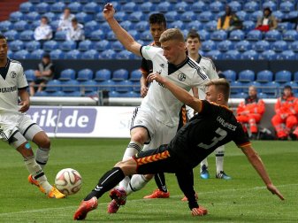 Fassnacht (r.) im Zweikampf mit Schalkes Felix Platte Fassnacht (r.) im Zweikampf mit Schalkes Felix Platte