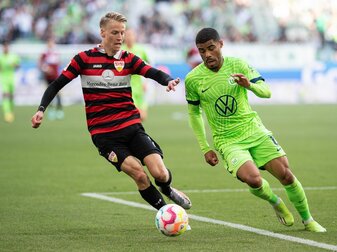Der Wolfsburger Paulo Otavio (r) im Laufduell mit Chris Führich. Der Wolfsburger Paulo Otavio (r) im Laufduell mit Chris Führich.