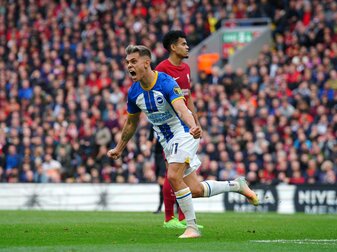 Leandro Trossard von Brighton & Hove Albion feiert den dritten Treffer seiner Mannschaft zum 3:3. Leandro Trossard von Brighton & Hove Albion feiert den dritten Treffer seiner Mannschaft zum 3:3.