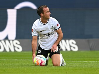 Der Frankfurter Mario Götze knickte im Spiel gegen den 1. FC Union um. Der Frankfurter Mario Götze knickte im Spiel gegen den 1. FC Union um.