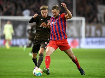 Johannes Eggestein (l) vom FC St. Pauli im Zweikampf mit dem Heidenheimer Patrick Mainka. Johannes Eggestein (l) vom FC St. Pauli im Zweikampf mit dem Heidenheimer Patrick Mainka.