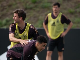 Thomas Müller (l) ist ein Vorbild für Jamal Musiala. Thomas Müller (l) ist ein Vorbild für Jamal Musiala.
