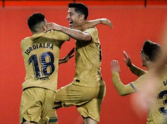 Robert Lewandowski (M.) schoss den FC Barcelona zum Sieg. Robert Lewandowski (M.) schoss den FC Barcelona zum Sieg.