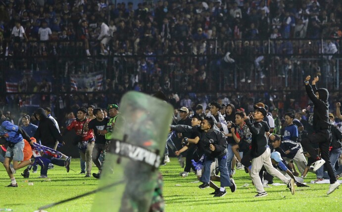 Fußballfans stürmen das Spielfeld im Kanjuruhan-Stadion nach dem Spiel zwischen Arema FC und Persebaya FC.