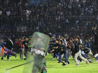 Fußballfans stürmen das Spielfeld im Kanjuruhan-Stadion nach dem Spiel zwischen Arema FC und Persebaya FC. Fußballfans stürmen das Spielfeld im Kanjuruhan-Stadion nach dem Spiel zwischen Arema FC und Persebaya FC.