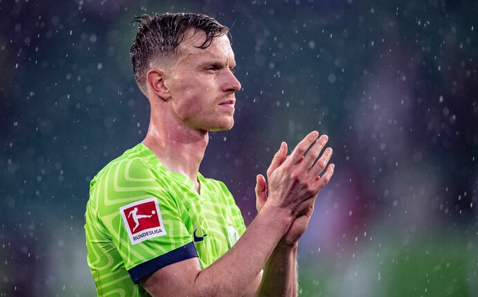 Wolfsburgs Yannick Gerhardt klatscht nach dem Schlusspfiff.