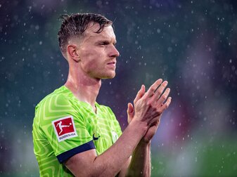 Wolfsburgs Yannick Gerhardt klatscht nach dem Schlusspfiff. Wolfsburgs Yannick Gerhardt klatscht nach dem Schlusspfiff.