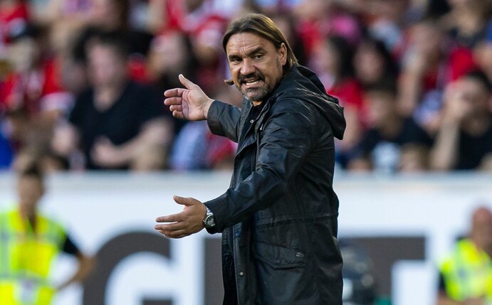 Gladbachs Trainer Daniel Farke gestikuliert.
