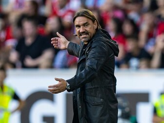 Gladbachs Trainer Daniel Farke gestikuliert. Gladbachs Trainer Daniel Farke gestikuliert.