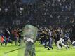 Fußballfans stürmen das Spielfeld im Kanjuruhan-Stadion nach dem Spiel zwischen Arema FC und Persebaya FC.