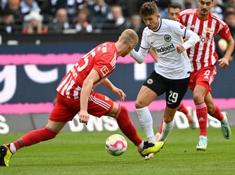 Unions Timo Baumgartl (l) versucht Frankfurts Jesper Lindström zu stoppen.
