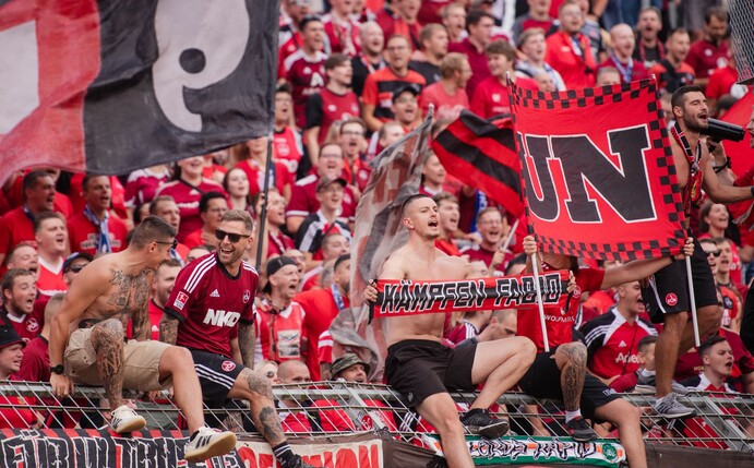 Die Fans des 1. FC Nürnberg wurden irrtümlich direkt vor die Kabine gebracht.