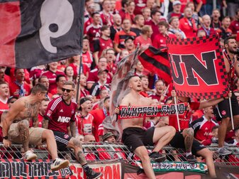 Die Fans des 1. FC Nürnberg wurden irrtümlich direkt vor die Kabine gebracht. Die Fans des 1. FC Nürnberg wurden irrtümlich direkt vor die Kabine gebracht.
