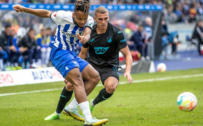 Hertha-Profi Chidera Ejuke (l) ist vor Grischa Prömel am Ball.