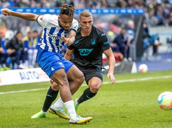 Hertha-Profi Chidera Ejuke (l) ist vor Grischa Prömel am Ball. Hertha-Profi Chidera Ejuke (l) ist vor Grischa Prömel am Ball.