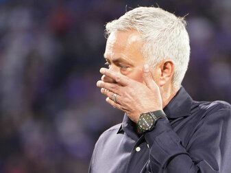 Trainer José Mourinho schaute sich das Spiel seiner Mannschaft im Minivan an. Trainer José Mourinho schaute sich das Spiel seiner Mannschaft im Minivan an.