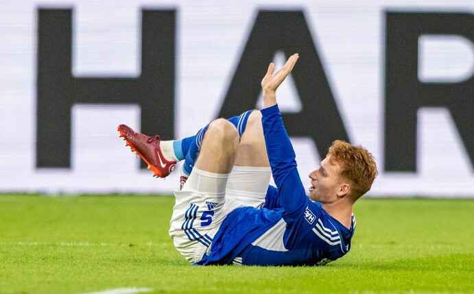 Der Schalker Sepp van den Berg verletzte sich im Spiel gegen den FC Augsburg.