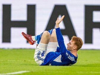 Der Schalker Sepp van den Berg verletzte sich im Spiel gegen den FC Augsburg. Der Schalker Sepp van den Berg verletzte sich im Spiel gegen den FC Augsburg.