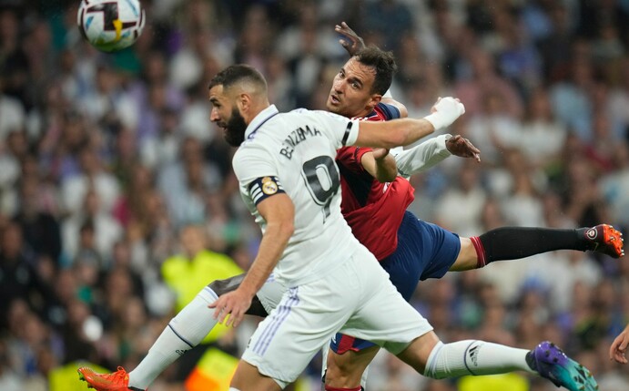 Real-Star Karim Benzema (l) im Kopfball-Duell mit Unai Garcia.