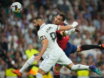 Real-Star Karim Benzema (l) im Kopfball-Duell mit Unai Garcia. Real-Star Karim Benzema (l) im Kopfball-Duell mit Unai Garcia.