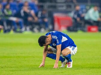 Schalkes Maya Yoshida kauert nach dem Schlusspfiff auf dem Rasen. Schalkes Maya Yoshida kauert nach dem Schlusspfiff auf dem Rasen.
