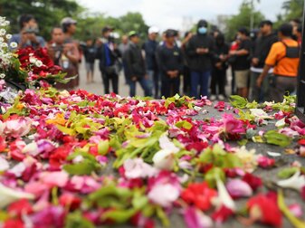 Vor dem Kanjuruhan-Stadion wurden in Gedenken an die Opfer Blumen gestreut. Vor dem Kanjuruhan-Stadion wurden in Gedenken an die Opfer Blumen gestreut.