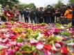 Vor dem Kanjuruhan-Stadion wurden in Gedenken an die Opfer Blumen gestreut.