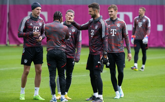 Bayerns Leon Goretzka (l-r), Serge Gnabry, Marcel Sabitzer, Torwart Sven Ulreich und Josip Stanisic beim Abschlusstraining vor der Begegnung mit Viktoria Pilsen.