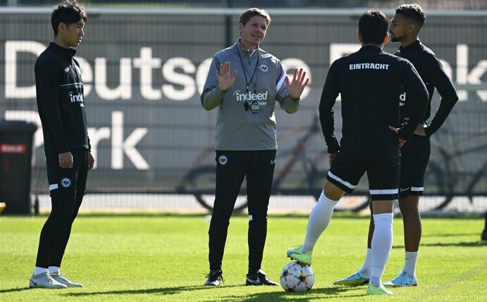 Cheftrainer Oliver Glasner (M) spricht beim Abschlusstraining von Eintracht Frankfurt mit Daichi Kamada (l-r), Makoto Hasebe und Djibril Sow.