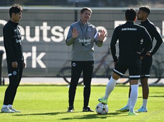 Cheftrainer Oliver Glasner (M) spricht beim Abschlusstraining von Eintracht Frankfurt mit Daichi Kamada (l-r), Makoto Hasebe und Djibril Sow. Cheftrainer Oliver Glasner (M) spricht beim Abschlusstraining von Eintracht Frankfurt mit Daichi Kamada (l-r), Makoto Hasebe und Djibril Sow.