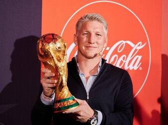Mit dem Weltmeisterpokal in Berlin: Bastian Schweinsteiger. Mit dem Weltmeisterpokal in Berlin: Bastian Schweinsteiger.