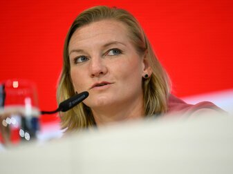Nationalspielerin Alexandra Popp sitzt während einer Pressekonferenz auf dem Podium. Nationalspielerin Alexandra Popp sitzt während einer Pressekonferenz auf dem Podium.