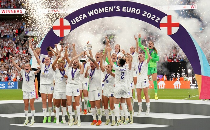 Englands Spielerinnen jubeln mit dem EM-Pokal.
