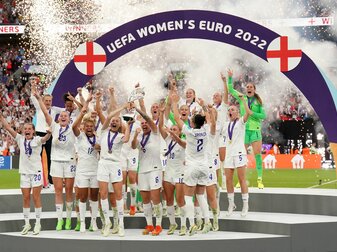 Englands Spielerinnen jubeln mit dem EM-Pokal. Englands Spielerinnen jubeln mit dem EM-Pokal.