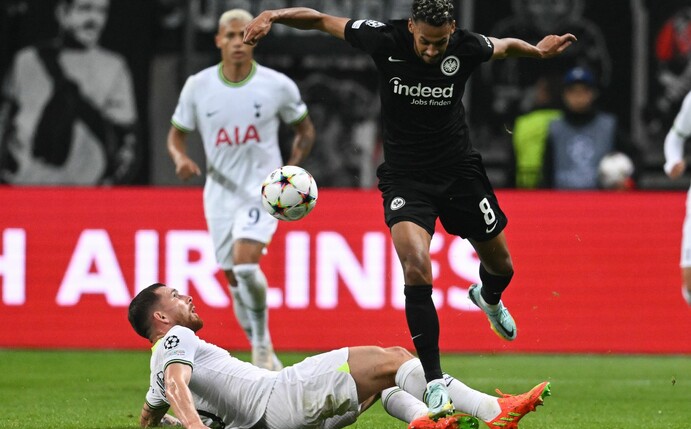 Frankfurts Djibril Sow (r) und Tottenhams Pierre-Emile Hojbjerg kämpfen um den Ball.