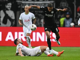 Frankfurts Djibril Sow (r) und Tottenhams Pierre-Emile Hojbjerg kämpfen um den Ball. Frankfurts Djibril Sow (r) und Tottenhams Pierre-Emile Hojbjerg kämpfen um den Ball.