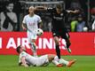 Frankfurts Djibril Sow (r) und Tottenhams Pierre-Emile Hojbjerg kämpfen um den Ball.