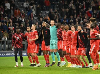 Bayern Münchens Spieler feiern vor dem Fanblock nach der Partie gegen Viktoria Pilsen. Bayern Münchens Spieler feiern vor dem Fanblock nach der Partie gegen Viktoria Pilsen.
