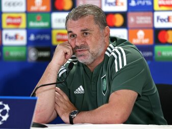 Angelos Postecoglou, Trainer von Celtic Glasgow, nimmt an einer Pressekonferenz teil. Angelos Postecoglou, Trainer von Celtic Glasgow, nimmt an einer Pressekonferenz teil.