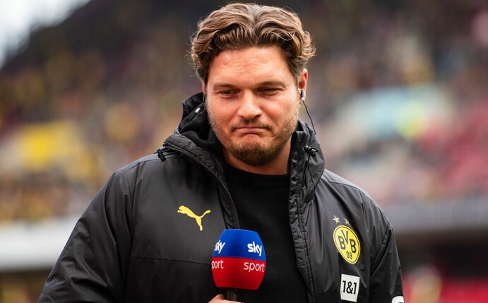 Dortmunds Trainer Edin Terzic gibt vor einer Partie ein TV-Interview.